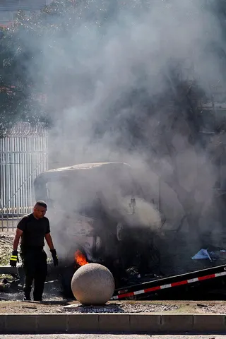 哥倫比亞庫庫塔（Cucuta）一輛裝滿炸藥的卡車在警局旁引爆，殘骸冒出濃煙。（路...