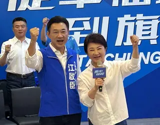 台中市長盧秀燕（右）接任國民黨台中市長參選人江啟臣（中）競總主委。（記者趙容萱／...