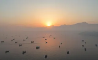 6月15日，从阿曼的穆桑达姆港（Musandam）远眺霍尔木兹海峡的船只。（路透社）