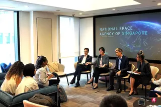 新加坡国家航天局领导团队星期五向媒体阐述当局的优先发展事项与愿景。出席者包括航天局局长严莉娜（左二）、副局长兼首席技术官林进祥博士（右二）、副局长兼首席产业与伙伴关系官韩世荣（左一），以及首席策略与政策官戴斯克（Tiana Desker，右一）。 （航天局提供）