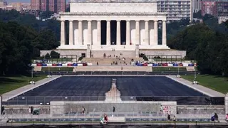 美国首都华盛顿国家广场上的林肯纪念堂倒影池已被盖起进行维修。（图取自法新社）