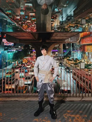阿信近日在泰國演出，穿傳統泰服開心喊在當地出道了。翻攝ashin_ig IG
