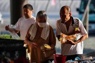People receive relief supplies at a shelter in Kumamoto prefecture on Thursday. Photo:Xinhua