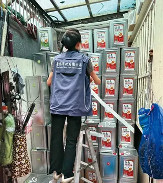 北市衛生局月初連續稽查問題油，並搶先中央公布流向。（台北市衛生局提供）