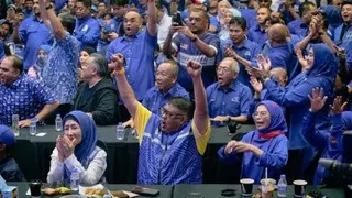 阿都拉勿（前排中）与国阵成员为国阵在森美兰州的选举成绩欢呼。（照片取自面子书）