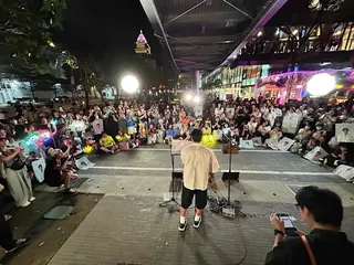 南韓歌手黃致列空降信義區街頭演出，現場湧入數百名粉絲。（圖／讀者提供）