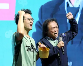 民進黨2日舉行台北市黨部主委就職典禮，台北市長參選人沈伯洋（左）出席，擔任沈伯洋...