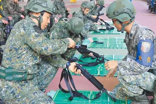 同心36號演習配合漢光42號實兵操演，動員2個旅的後備軍人，國軍「全旅動員」教育召集訓練納入美援M4A1突擊步槍，結合射擊障礙板（九洞板）展開訓練，進一步協助召員熟悉新式裝備運用，並在助教督導下進行M4A1步槍大部分解等。青年日報提供