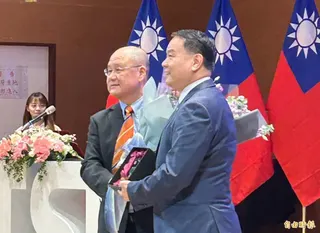 國立體育大學新任校長黃東治(左)上任，與卸任校長邱炳坤(右)合影。(記者李容萍攝)