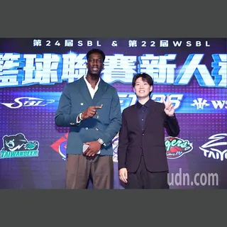 2026年WSBL新人選秀會和SBL選秀會今天登場，先進行的WSBL選秀會由世新大學主將蔡佑蓮（右）最先獲台電隊青睞，成為今年選秀「女狀元」。SBL選秀會由去年加入的凱撒基隆黑鳶握有狀元籤，第一順位選擇UBA冠軍隊政治大學的外籍生莫斯塔發（左），成為今年選秀「狀元」。記者許正宏／攝影