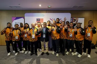 Malaysia’s chef de mission to the Glasgow 2026 Commonwealth Games Datuk Awalan Abdul Aziz (centre) poses with officials serving at the Glasgow 2026 Commonwealth Games after a press conference on the Malaysian contingent’s performance at the Games August 3, 2026. Also present are National Sports Council Director-General Jefri Ngadirin (5th right) and Olympic Council of Malaysia Secretary-General Datuk Mohd Nasir Ali (5th left). — Bernama pic