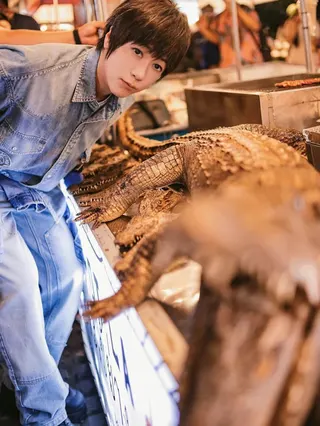阿信深夜現身喬德夜市大膽挑戰烤鱷魚。翻攝五月天 阿信﻿臉書