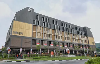 Mber联合生活服务式公寓的地面层开设饮食店铺，继续为周围居民提供服务。一楼和二楼的外墙还采用砖瓦饰面，模拟战前店屋的感觉。（萧紫薇摄）