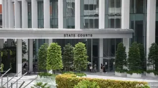 涉贩卖及性剥削两名16岁少女 20岁女皮条客和八嫖客被控