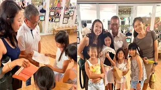 四小女孩向部长请愿 希望保留金文泰森林