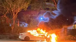 汽车快速公路上起火 司机逃过一劫
