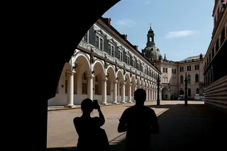 德國氣候炎熱，觀光客5日漫步於德勒斯登（Dresden）街頭。（歐新社）