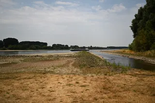7月30日，德国西部勒沃库森附近莱茵河部分干涸的河床。（图取自法新社）