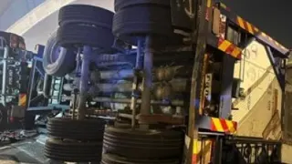 罗里翻覆倒在道路右侧，并未殃及其他车辆。图：警方提供