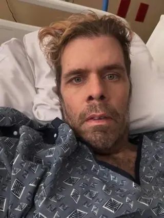 Perez Hilton日前開啟TikTok直播時，裸身出現在鏡頭前。(圖／翻攝自IG）