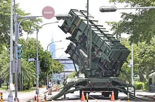 國軍漢光42號實兵演習今天進入第二天，空軍防空部隊機動部署愛國者飛彈車上午進駐新北市河濱公園，執行戰術機動任務。記者杜建重／攝影