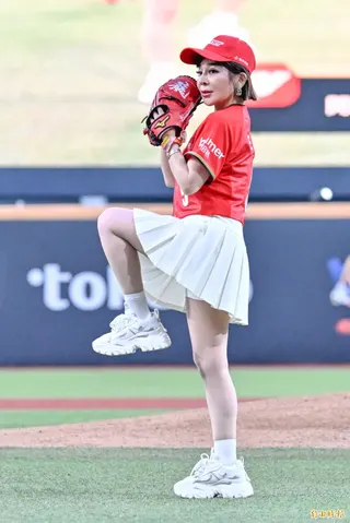 藝人王彩樺擔任保健品牌代言人，受邀到味全龍主場擔任開球嘉賓。(記者陳志曲攝)
