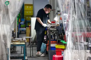 AI用半導體需求大增，台灣、韓國今年上半年出口額雙雙首度超越日本。圖為新北市土城區一處加工廠運作中。（中央社檔案照片）