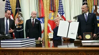 美国总统特朗普周四在白宫椭圆形办公室，展示一份刚签署的关于调整多晶硅进口的行政命令。（图取自法新社）