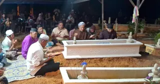 The remains of police officer Lance Corporal Muhammad Raimi Ismarubee being laid to rest at the Felda Kerteh Dua Muslim Cemetery this morning. -- NSTP/ROSLI ILHAM
