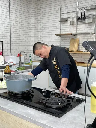 擁有97萬粉絲的知名料理網紅肥大叔（本名何裕輝）猝逝。（圖／翻攝自肥大叔臉書）