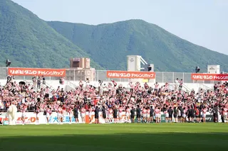 Japanese players applaud fans.