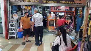 中国电商价格战加上中东局势等因素都导致狮城邻里实体商店生意受到不小冲击。（图：新明日报）