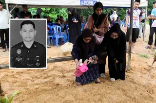 Corporal Mohamad Nur Hafiz Rahim being buries at Kampung Pangkal Kuang Muslim cemetery. - NSTP/NIK ABDULLAH NIK OMAR