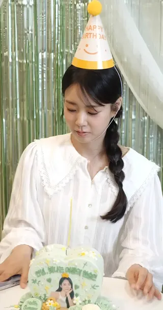 昇延被粉絲發現光是想把桌上的手機，收進褲子口袋都出現手抖現象。翻攝YT@꺼멍지