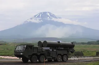 日本陸上自衛隊2025年6月靜岡縣舉行實彈射擊演習「富士綜合火力演習」。（中央社檔案照片）