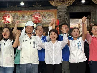 台中市長盧秀燕（前排左三）今到東港為國民黨屏東縣長參選人蘇清泉（前排左二）站台。...