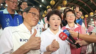 台中市長盧秀燕（前排左二）接受媒體聯訪時，緊握著蘇清泉（前排左一）的手，特別替蘇...