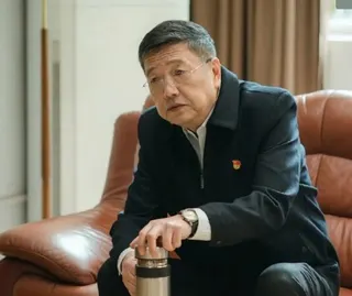 秦焰在《狂飆》中飾演何黎明，老謀深算令人印象深刻。（圖／翻攝自微博）