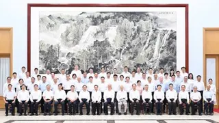 受习近平委托，中共中央政治局常委、中央书记处书记蔡奇8月3日在北戴河看望暑期休假专家，中共中央组织部部长石泰峰、国务院秘书长吴政隆参加看望活动。（图取自新华社）