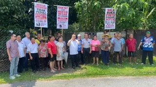 龙邦新村华、巫、、印三大民族村民呼吁政府重开龙邦诊所的后门，方便年长的村民求医。中间白衣者为张健锋，左起是潘玟迪、庄秀春、庄福明和何益成。