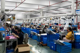 7月，中国宁海一家工厂的生产车间。