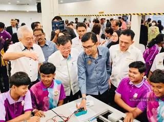 Economy Minister Akmal Nasrullah Mohd Nasir and Chief Minister Chow Kon Yeow together with students participating in STEM activities during the official launch ceremony of the STEM talent pilot project at Tech Dome, Komtar in Penang today NSTP/AUDREY DERMAWAN