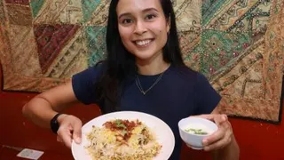 扎拉自豪地介绍自家招牌菜“焖煮印度香饭”。