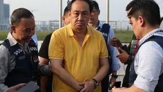 林鼎（中）被遣返新加坡后，遭新加坡警察部队逮捕。 （新加坡警察部队提供）