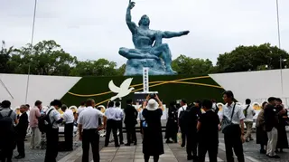 出席者於2026年8月9日在日本長崎和平公園舉行的長崎原爆81周年紀念儀式當天，聚集在長崎和平紀念像前。