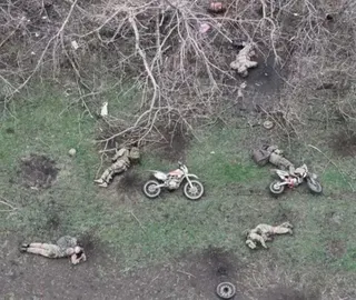 進攻庫皮揚斯克的俄軍摩托車隊遭烏軍無人機集體殲滅。 圖 : 翻攝自環球戰略解讀