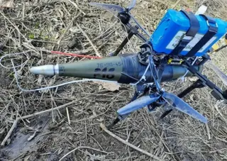烏軍無人機攜帶炸藥攻擊俄軍。   圖：翻攝自 騰訊網 正觀歷史