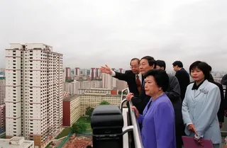 朱镕基（左二）在1999年底访问我国期间，参观新加坡建屋发展局及大巴窑组屋区，走入邻里与组屋居民交流。（海峡时报）