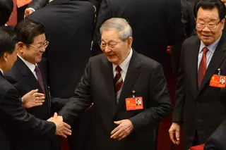 2012年11月8日，朱镕基（中）在人民大会堂出席中共十八大开幕式时，与一名代表握手。（法新社）