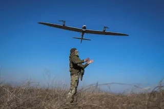 烏克蘭軍人發射偵察無人機。（路透社）
